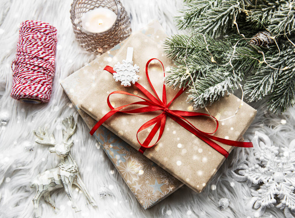 Gyönyörű ajándékok karácsonyra díszítéssel fából készült háttér - Fotó, kép