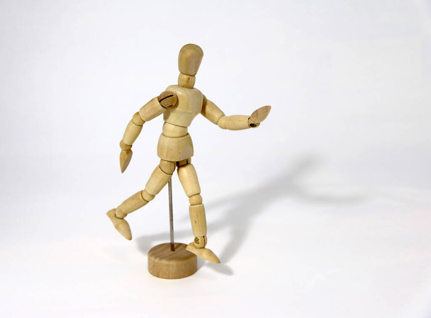 Ξύλο ανθρώπινο σχέδιο μοντέλο καλλιτέχνη σώματος, τα πόδια που ενεργούν. Χρήσιμο εργαλείο για την εκμάθηση των βασικών της σχεδίασης σχήμα. - Φωτογραφία, εικόνα