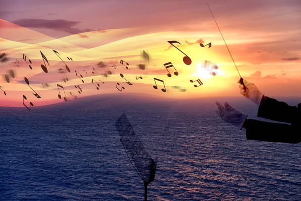 Διπλή έκθεση του αγωγού και της θάλασσας κατά το ηλιοβασίλεμα - Φωτογραφία, εικόνα