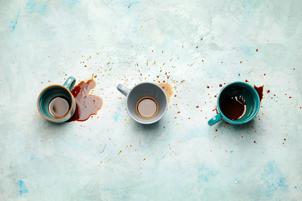 Kubki i plamy kawy na tle koloru - Zdjęcie, obraz