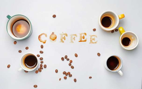 Sana COFFEE valmistettu kahvitahroja valolla taustalla - Valokuva, kuva