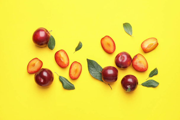 Fresh ripe plums on  color background - Foto, Imagen