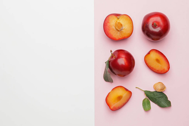 Fresh ripe plums on  color background - Foto, Imagen