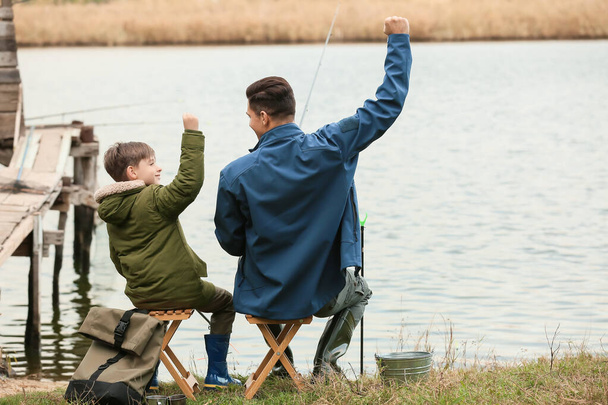 Niño y su padre pescando en el río - Foto, Imagen