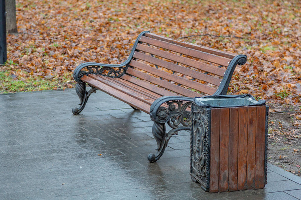 Fából készült rekreációs pad egy városi parkban ősszel - Fotó, kép