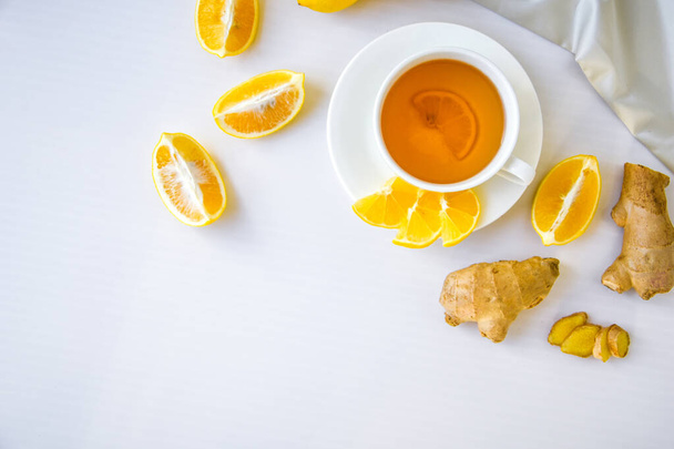 Gember hete immuniteit stimuleren Vitamine natuurlijke drank Met citrus citroen in een rustieke stijl op witte achtergrond. Kamillethee. Gezond concept Kopieer ruimte - Foto, afbeelding