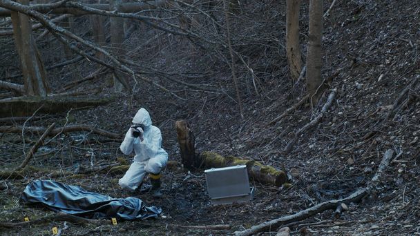 Detectives are collecting evidence in a crime scene. Forensic specialists are making expertise. Professional police investigation in a forest. - Foto, Imagem