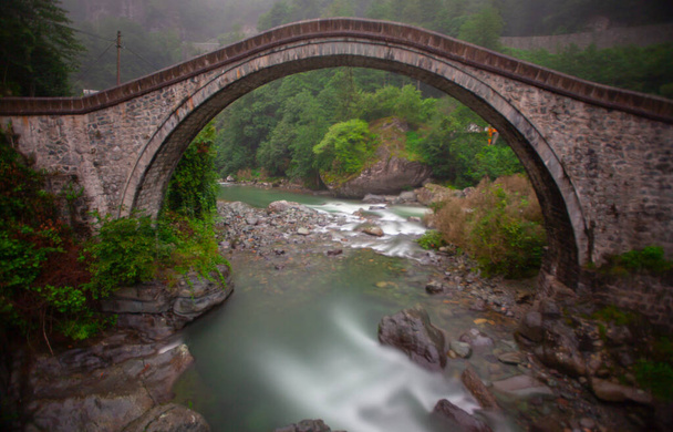 Артвин Архави двойные арки Мосты, известные как cifte kopruler с естественным лесом и голубым небом фоне. - Фото, изображение
