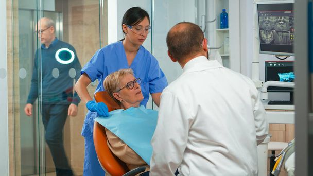 Krankenschwester setzt alte Frau Zahnlücke auf - Foto, Bild