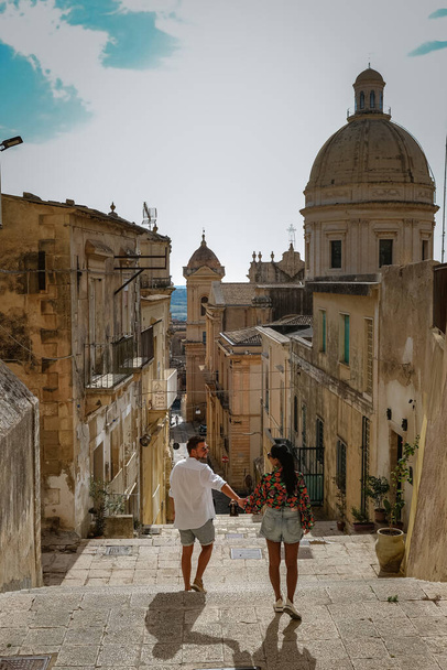 Szicília Olaszország, kilátás Noto óvárosára és Noto katedrálisra, Szicília, Olaszország. - Fotó, kép