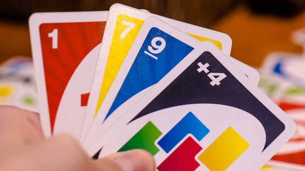 2. Dezember 2020: Ansicht des Uno-Kartenspiels. Uno-Karten liegen auf dem Spieltisch - Foto, Bild