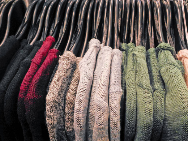 Kleidungsstücke hängen an Kleiderständern im Geschäft. Vintage-Ton. - Foto, Bild