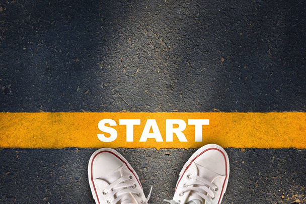 Kezdje el írni a sárga vonal aszfalt út sport cipő. Vállalkozásfejlesztési kihívás koncepciója és a siker ötlete - Fotó, kép