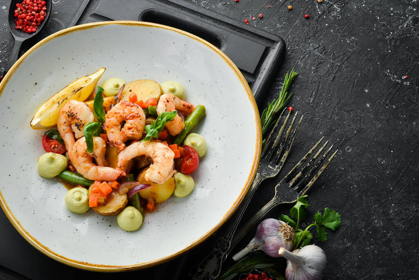 Baked shrimp with potatoes and vegetables. Top view. Free space for text. - Foto, Imagem