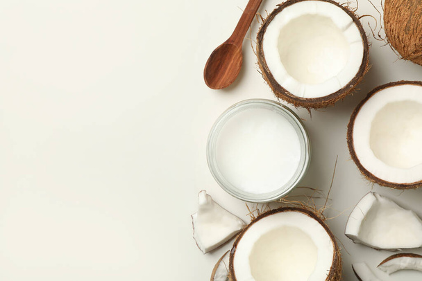 Leche fresca de coco y coco sobre fondo blanco - Foto, imagen
