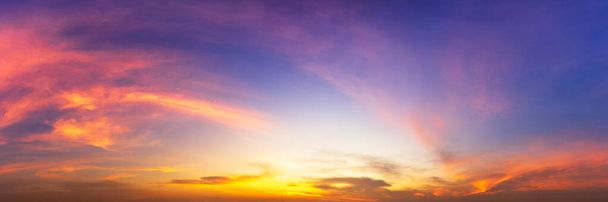 Schöne bewölkte Dämmerung Himmel Sonnenaufgang oder Sonnenuntergang Zeit Natur Hintergrund - Foto, Bild