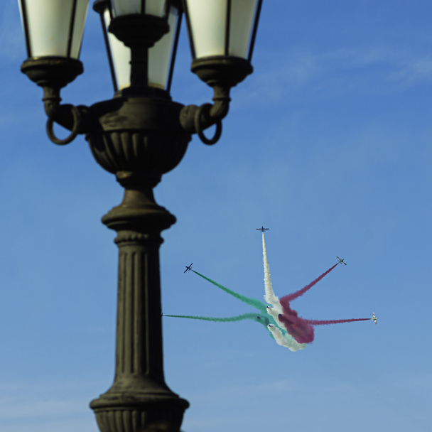 L'équipe italienne de voltige aérienne Frecce Tricolori (flèches tricolores) exécute le spectacle avec des avions au salon aérien de Bari (ITALIE) le 8 mai 2019. Concentration sélective - Photo, image