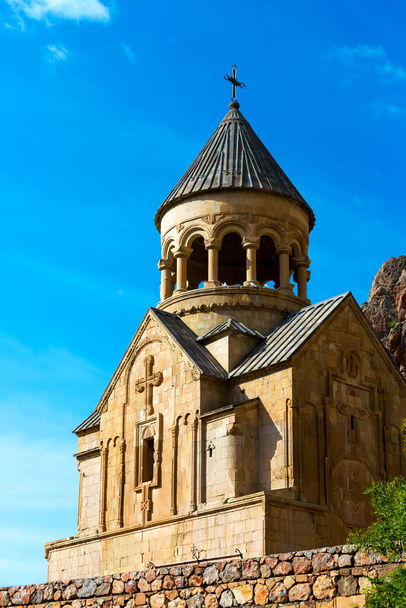 Монастырь Нораванк был основан в 1205 году. Он расположен в 122 км от Еревана в узком ущелье реки Даричай, неподалеку от города Ехегнадзор.. - Фото, изображение
