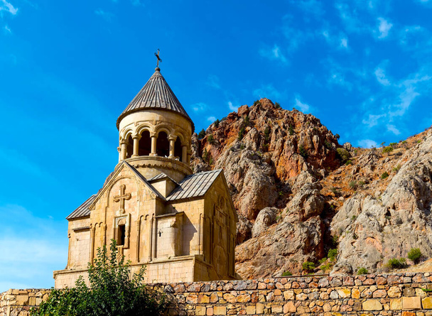 El monasterio de Noravank fue fundado en 1205. Se encuentra a 122 km de Ereván en un estrecho desfiladero hecho por el río Darichay, cerca de la ciudad de Yeghegnadzor. - Foto, Imagen