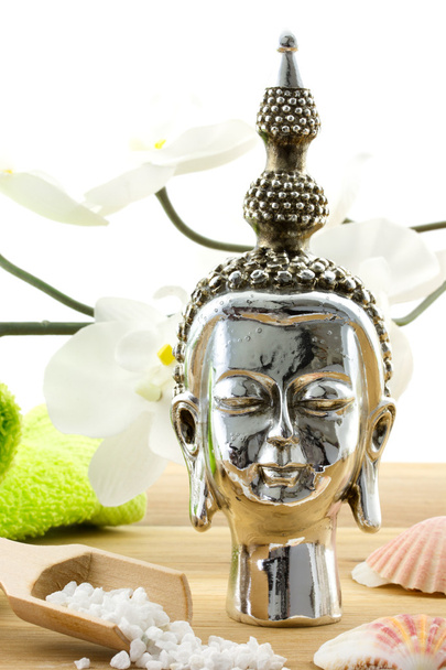 Composition Bouddha avec orchidée, coquillages et produits de bain
 - Photo, image