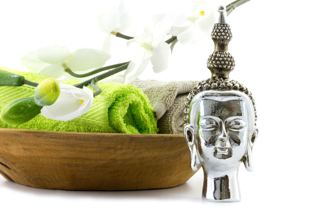Wooden bowl with green towels and buddha - Photo, Image