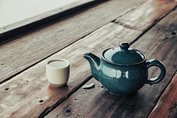 Kuuma tee, teekuppi, jossa potti puupöydällä - Valokuva, kuva