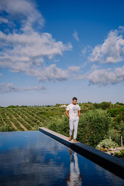 Resort de luxo com vista sobre o campo de vinhos em Selinunte Sicília Itália, piscina infinita com vista sobre os campos de vinho - Foto, Imagem