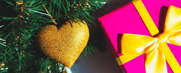 Accessori decorazione nuovo anno. Ghirlande festive, regali, regali e luci vicino all'albero di Natale. Prepararsi a celebrare le vacanze invernali. - Foto, immagini