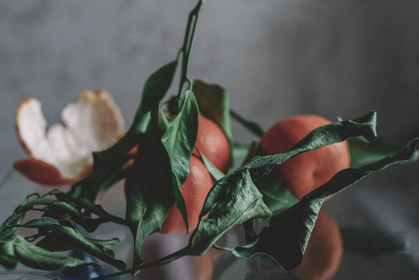 Mandarino arancio fresco con foglie verdi isolate su sfondo grigio. Concetto di levitazione alimentare. Cibo sano, frutta matura, agrumi. - Foto, immagini