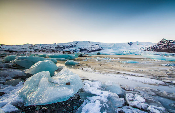 İzlanda, Jokulsarlon Buzul Gölü, buzdağları inanılmaz açık havada yüzüyor. - Fotoğraf, Görsel