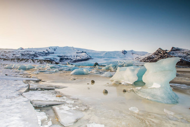İzlanda, Jokulsarlon Buzul Gölü, buzdağları inanılmaz açık havada yüzüyor. - Fotoğraf, Görsel