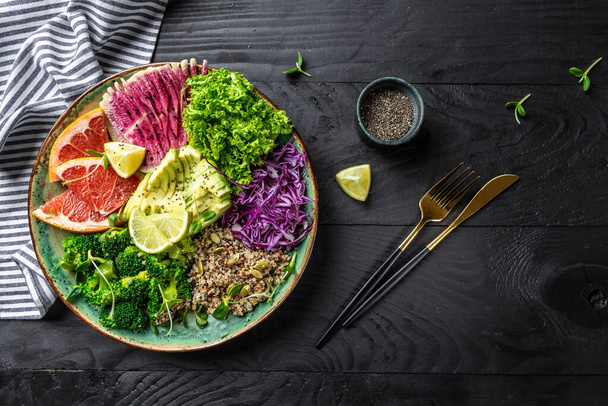 Gezonde salade met quinoa, micro greens, avocado, grapefruit, broccoli, watermeloen radijs, rode kool. banner, catering menu recept. gezonde en evenwichtige voedselplaats voor tekst, bovenaanzicht. - Foto, afbeelding