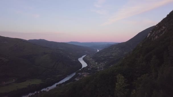 セルビア語のDrina川の空中映像-ボスニア国境 - 映像、動画