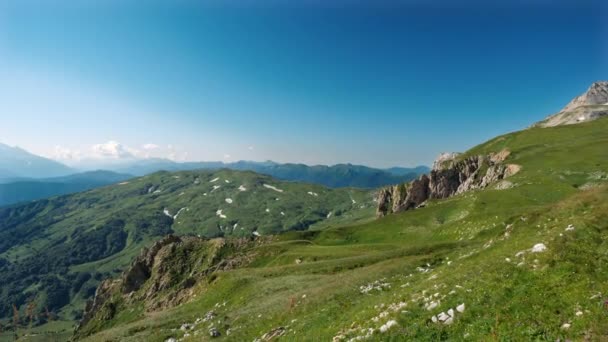 Εκτενής καταπληκτική πανοραμική θέα από την κορυφή του βουνού στο εκπληκτικό τοπίο της κοιλάδας πλαγιές βουνών ηλιαχτίδες και άγρια πυκνό δάσος το καλοκαίρι. Τουρισμός και πεζοπορία στην Αντιγέα, Ρωσία. - Πλάνα, βίντεο