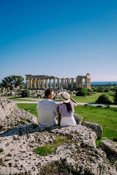 Kilátás a tengerre és romjai görög oszlopok Selinunte Régészeti Park - Fotó, kép