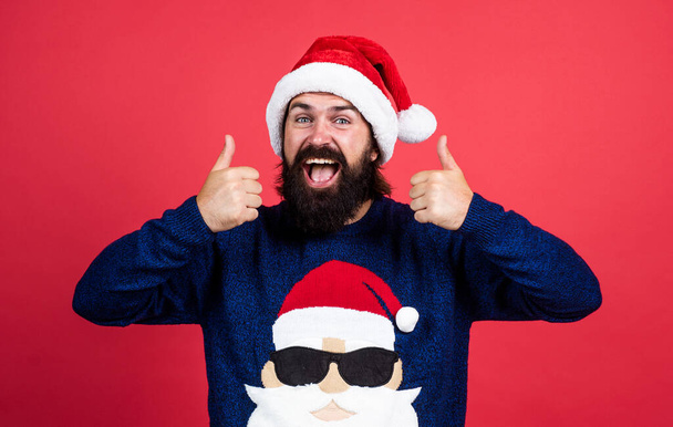 Lets do this. just have fun. happy bearded mature man in santa claus hat. new year party. celebrate winter holidays. merry christmas to you. xmas shopping time. prepare gifts and presents - Foto, Imagen