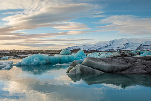 アイスランド、ジョクルサロン氷河ラグーン、素晴らしい屋外風景の中に浮かぶ氷山 - 写真・画像