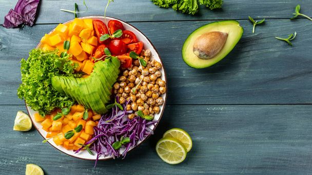 Buda kasesi vejetaryen yemeği avokado, domates, kırmızı lahana, nohut, taze salata, balkabağı, hurma. - Fotoğraf, Görsel