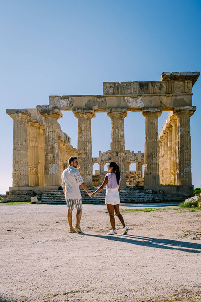 Widok na morze i ruiny greckich kolumn w parku archeologicznym Selinunte - Zdjęcie, obraz