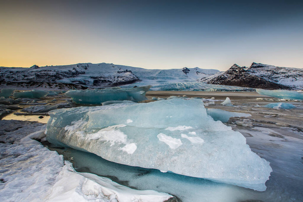 アイスランド、ジョクルサロン氷河ラグーン、素晴らしい屋外風景の中に浮かぶ氷山 - 写真・画像