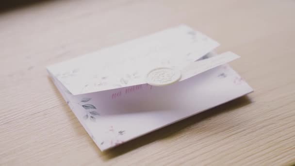 Carta no envelope com selo de cera encontra-se na mesa de madeira - Filmagem, Vídeo