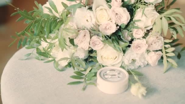 Jegygyűrűk zárása a virágokon lassított felvételen. 4k - Felvétel, videó