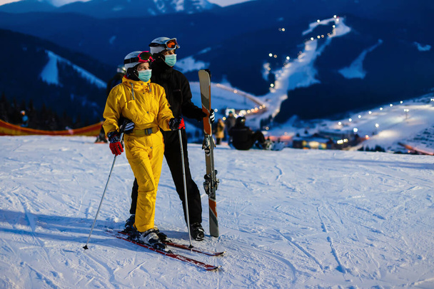 Esquiador en estación de esquí. Hombre y mujer juntos en la naturaleza invernal. Paisaje romántico. Foto deportiva - Foto, imagen