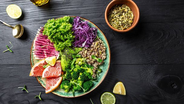 Trendy salade met quinoa, micro greens, avocado, grapefruit, broccoli, watermeloen radijs, rode kool. Restaurant menu dieet, kookboek recept. Bovenaanzicht platte lay, kopieerruimte. - Foto, afbeelding