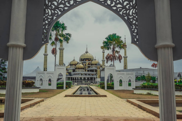 Beautiful crystal mosque in Kuala Terengganu city in Malaysia - Foto, imagen