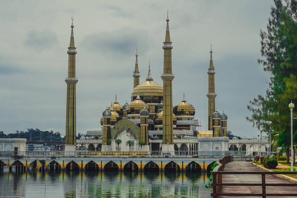 Όμορφο κρυστάλλινο τζαμί στην πόλη Κουάλα Τερενγκάνου στη Μαλαισία - Φωτογραφία, εικόνα