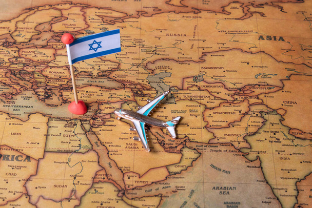La bandera de Israel y el avión en el mapa mundial. El concepto de viajes y turismo. - Foto, Imagen
