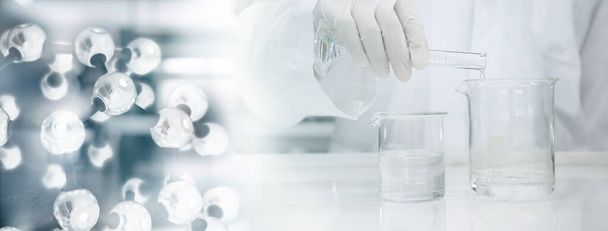 wetenschapper in witte vacht poriën water in glas beker en chemische moleculaire structuur in wetenschap laboratorium witte banner achtergrond - Foto, afbeelding