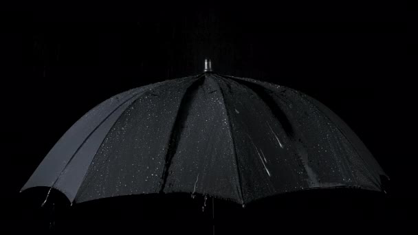Slow motion video van zwarte paraplu en waterdruppels - Video