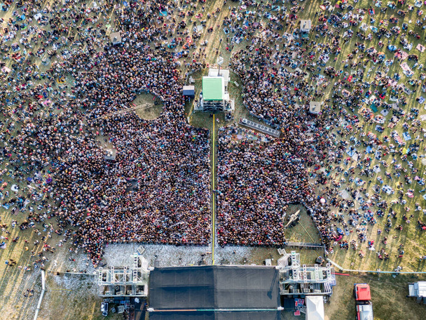 夏の音楽祭のステージの前で群衆。トップ表示 - 写真・画像
